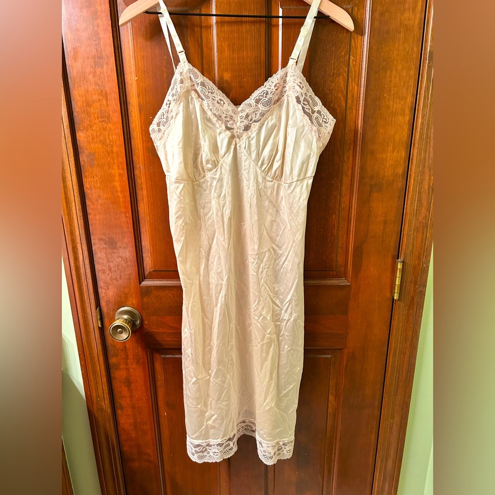 CAMELOT APPAREL VTG Elegant Cream Lace  Full Slip. Size 40